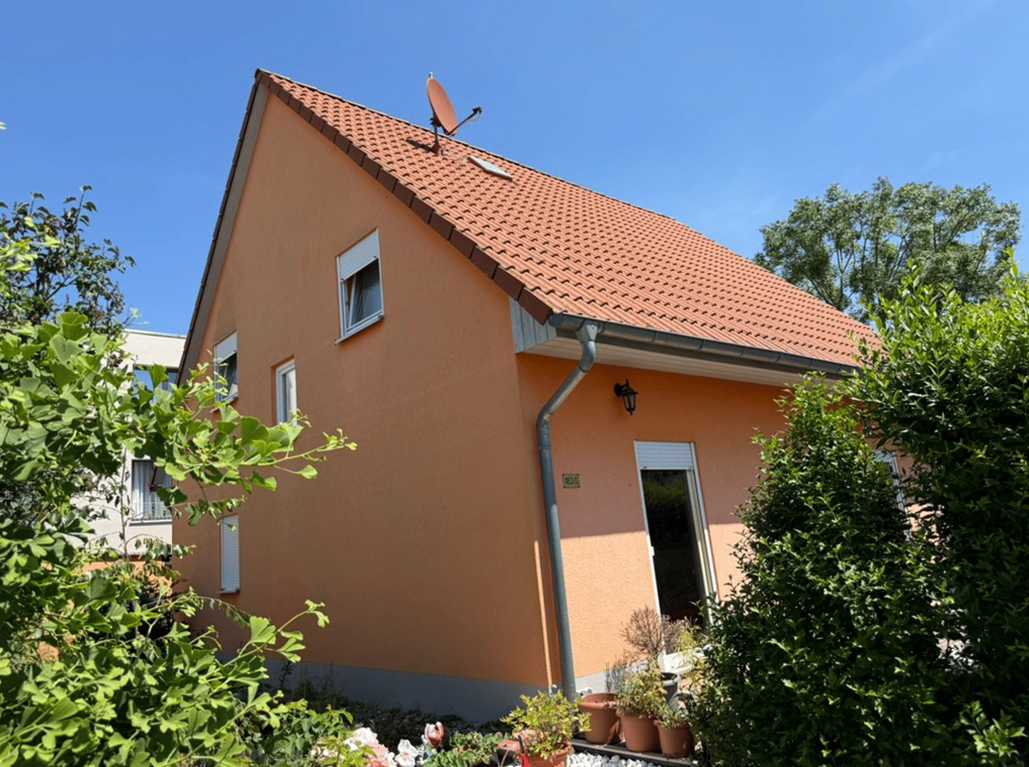 2003 massiv gebautes Einfamilienhaus mit Terrasse, Balkon und 2 PKW-Stellplätzen