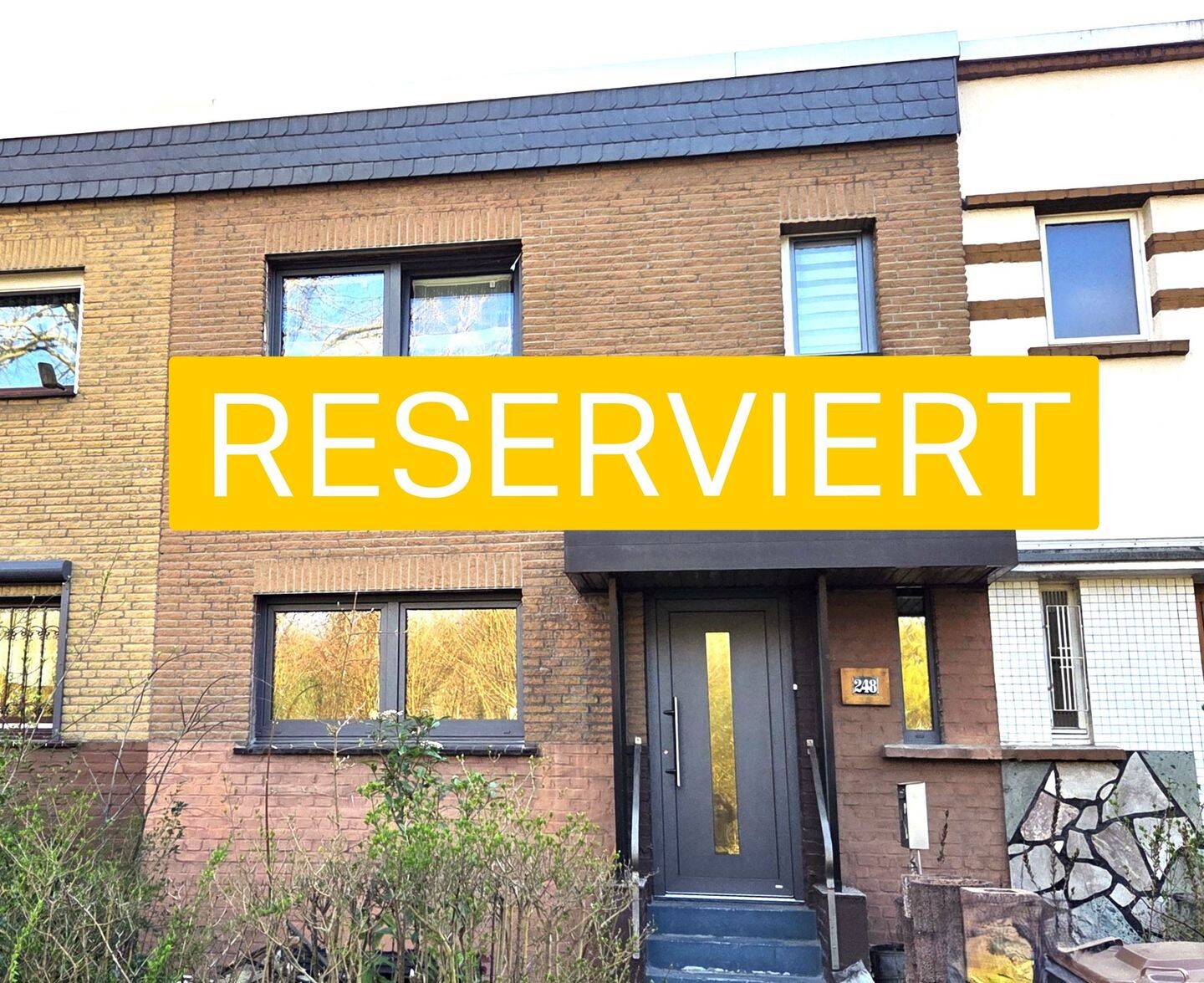 Teilmodernisiertes Reihenhaus mit Garten und Garage