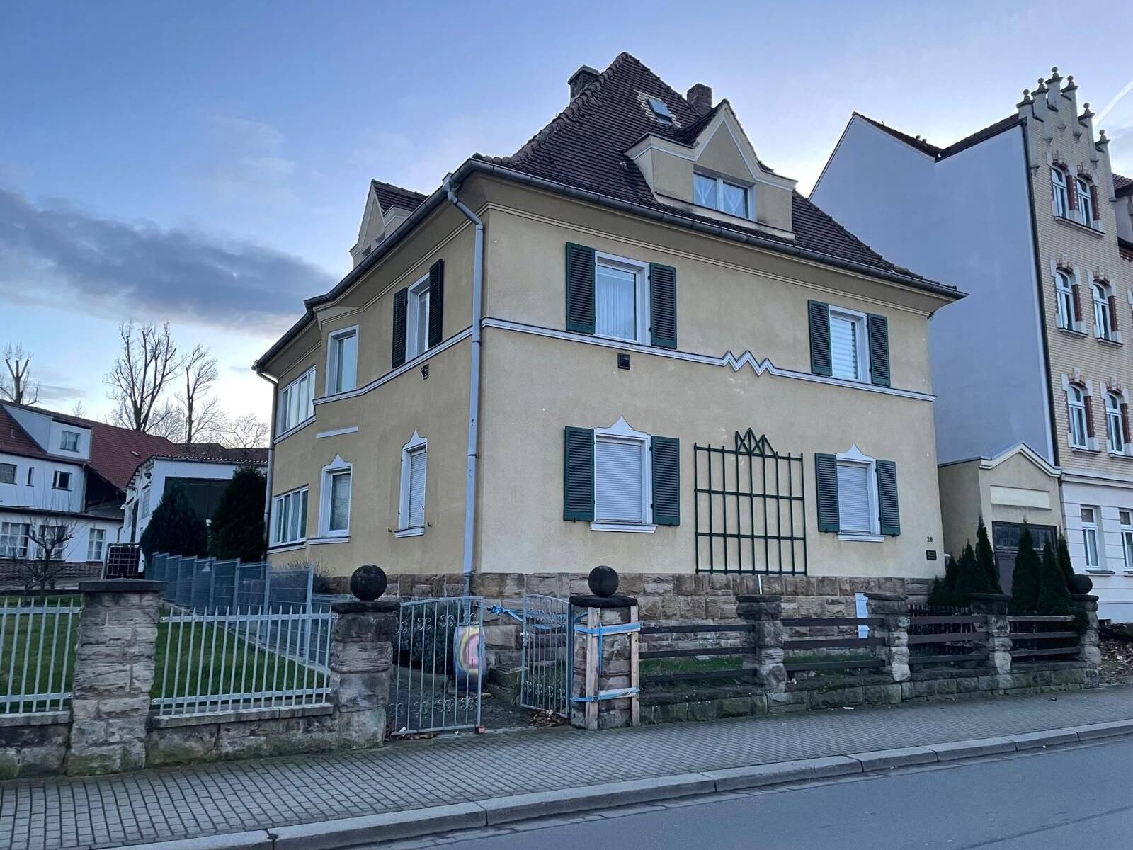 Hochwertig ausgestattete Villa (3 Wohnungen) in zentraler Lage zum sofortigen Einzug