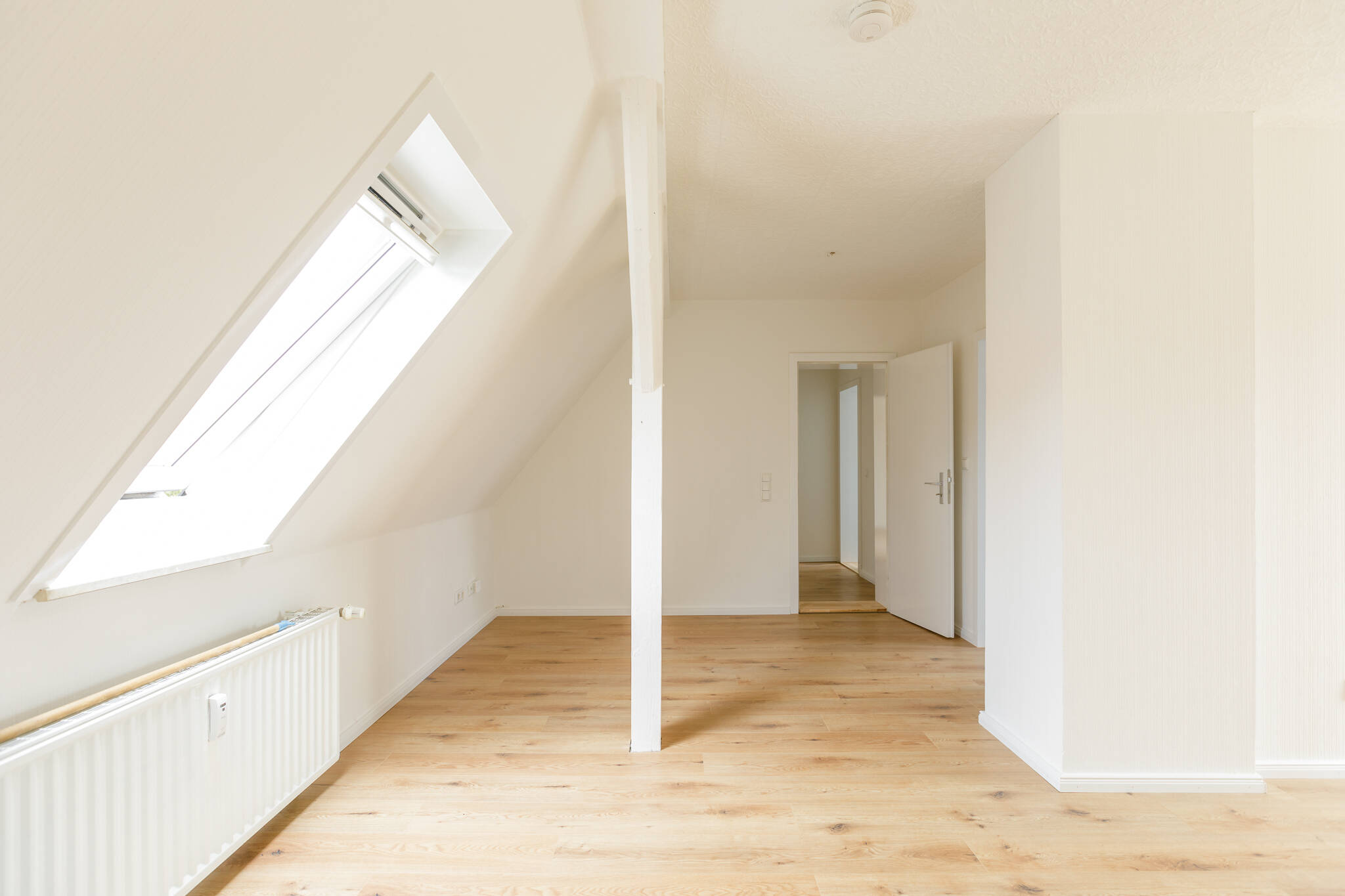Ab 15.10. - Sanierte DG-Wohnung auf Wunsch mit Garten – Kiel – Vorschaubild 2