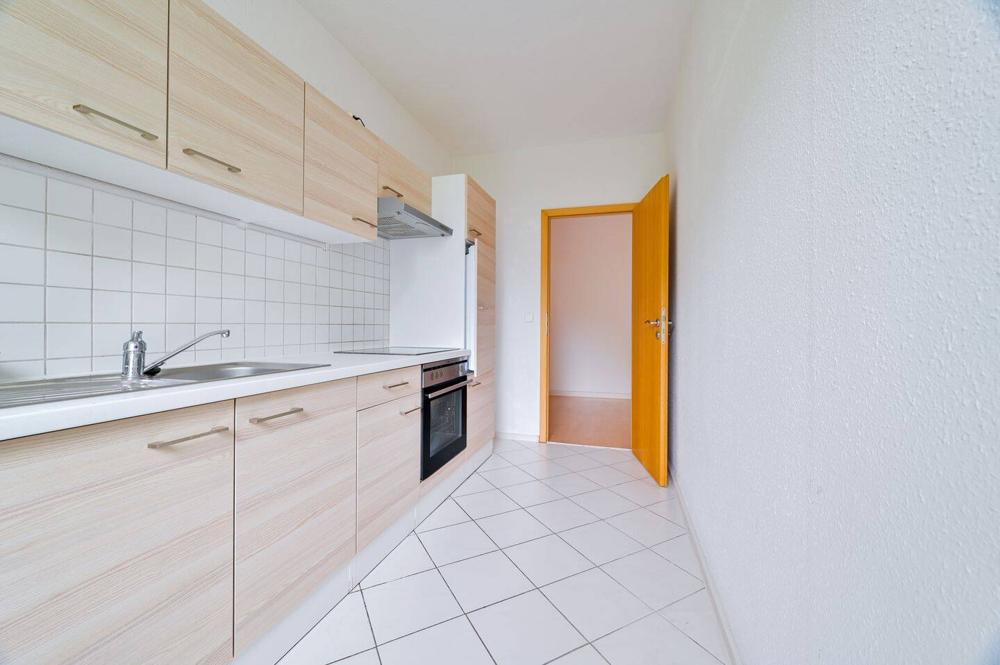 gepflegte 2 Raum Wohnung mit Einbauküche, Aufzug, Balkon und ruhiger Lage in Chemnitz + Stellplätze – Chemnitz – Vorschaubild 3
