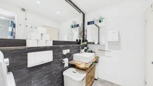 Renoviert & einzugsbereit: Parkett, Balkon, TG-Stellplatz, Bad & Fenster von 2018 – 47057 Duisburg – Vorschaubild 2