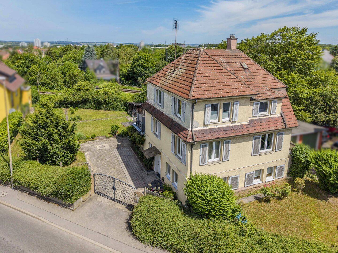 Freiraum & Möglichkeiten: Freistehendes MFH mit großem Garten und Entwicklungspotenzial – Ludwigsburg – Vorschaubild 6