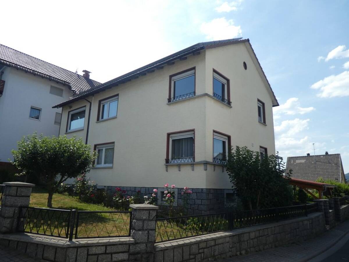 Renovierungsbedürftiges Zweifamilienhaus mit Pool - viel Potenzial zur individuellen Gestaltung! – 64658 Fürth – Bild 1 von 9