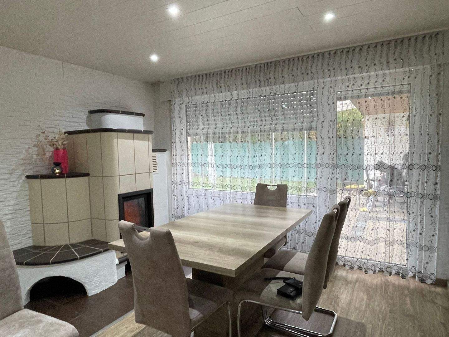 Modernisiertes Reihenbungalow in Bad Dürrheim – Wohnen auf einer Ebene mit Garten und Kamin – Bad Dürrheim – Vorschaubild 2
