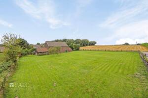 Historisches Anwesen mit viel Potenzial: Sanierungsbedürftiger Pferdehof in Krefeld/Traar! – 47802 Krefeld – Vorschaubild 4