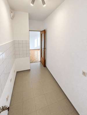 Bezugsfertige, energetisch modernisierte 2-Zimmer-Wohnung mit idealem Schnitt, Aufzug & TG – 50825 Köln – Vorschaubild 6