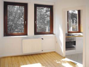 Zu verkaufen - vermietete und gut geschnittene 3-Zimmer-Wohnung im 1.OG mit Balkon ins Grüne