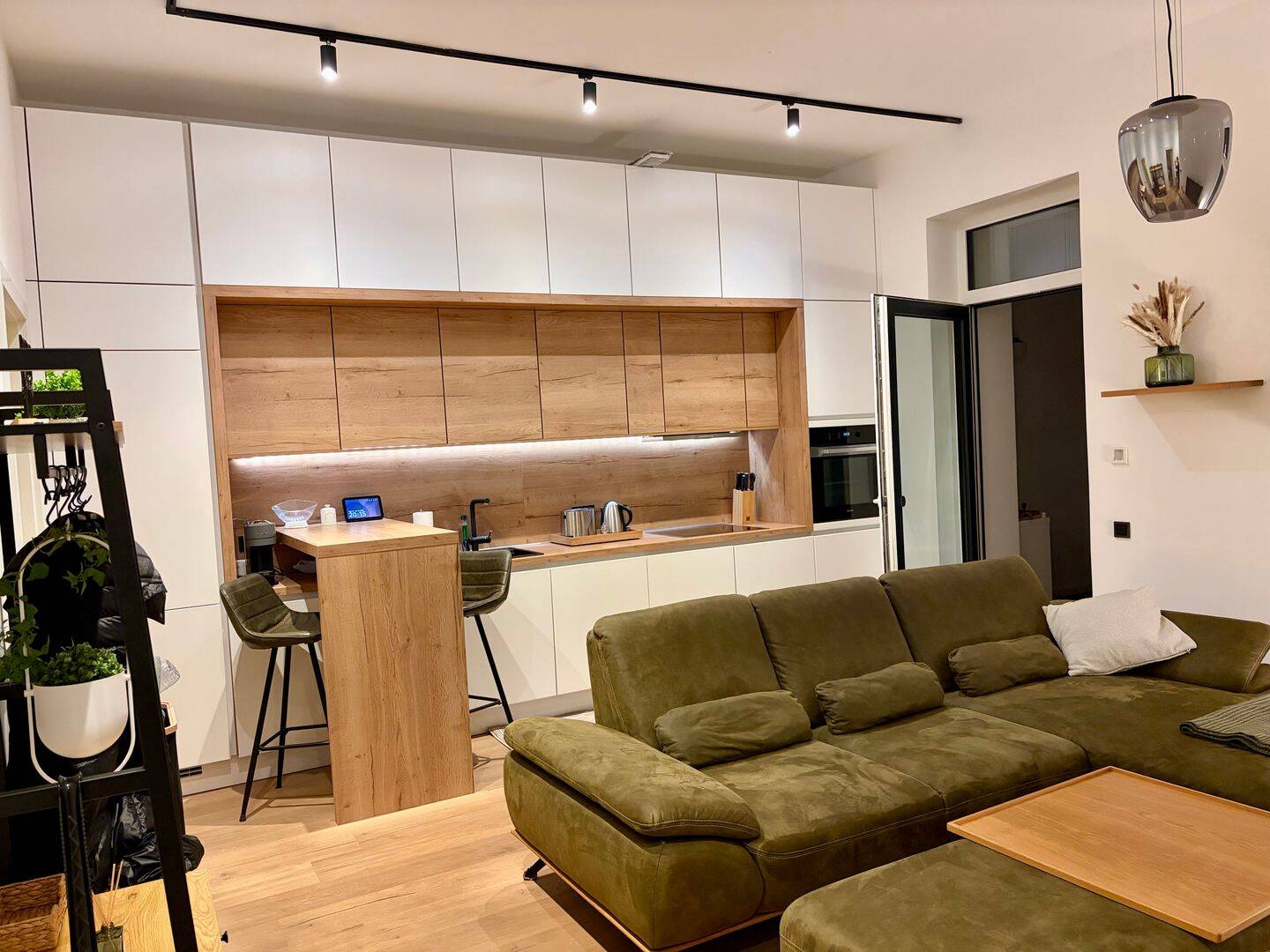 Thoughtfully Furnished 4-Room Apartment with Garden, Smart Home, High Ceilings – Düsseldorf – Vorschaubild 5