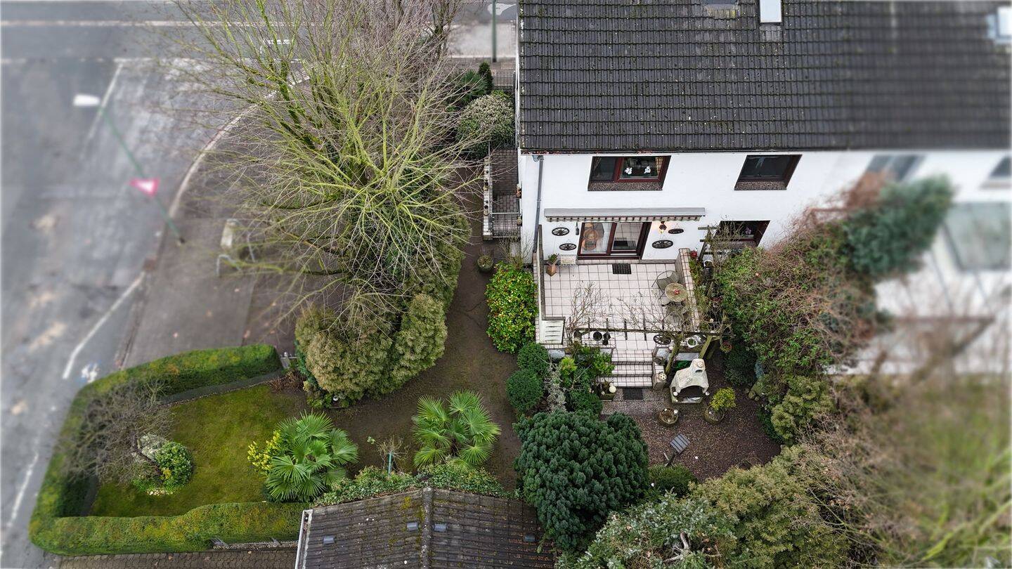 **Ein Haus mit Herz: Charmante Doppelhaushälfte auf schönem Grundstück in Homberg**