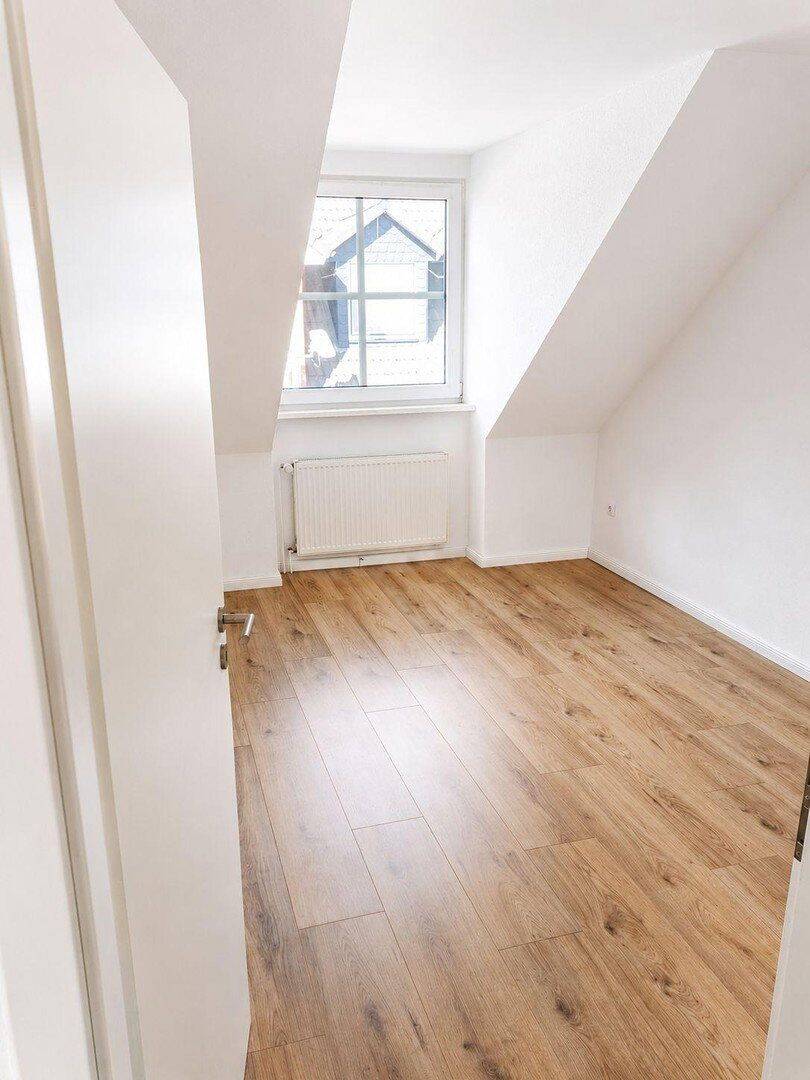 Frisch renovierte 4-Zimmer-Dachgeschosswohnung mit Balkon in ruhiger Lage – Braunschweig – Vorschaubild 4
