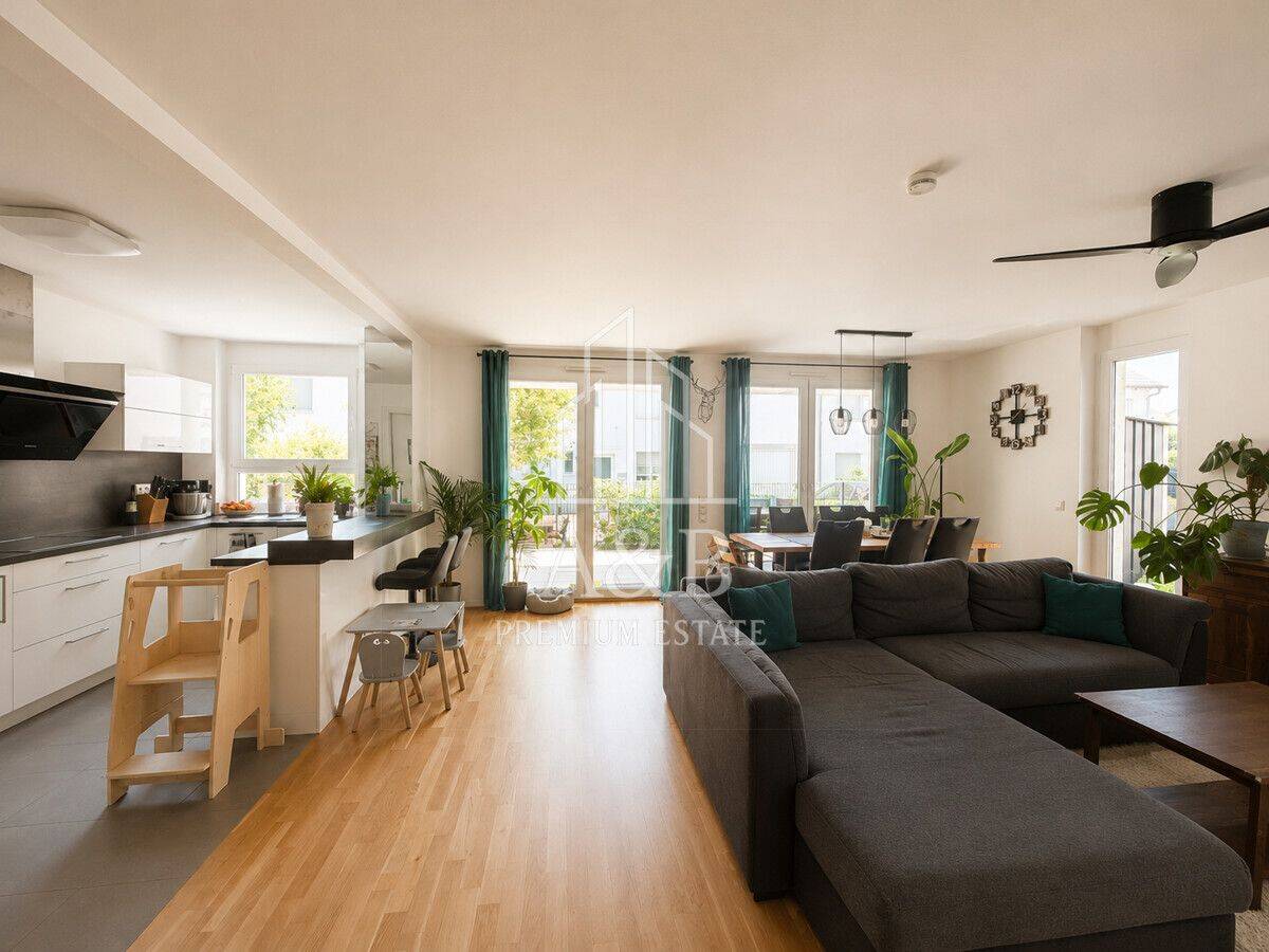 ** Neuwertiger Familientraum in ruhiger Lage - 4ZKB mit Garten **