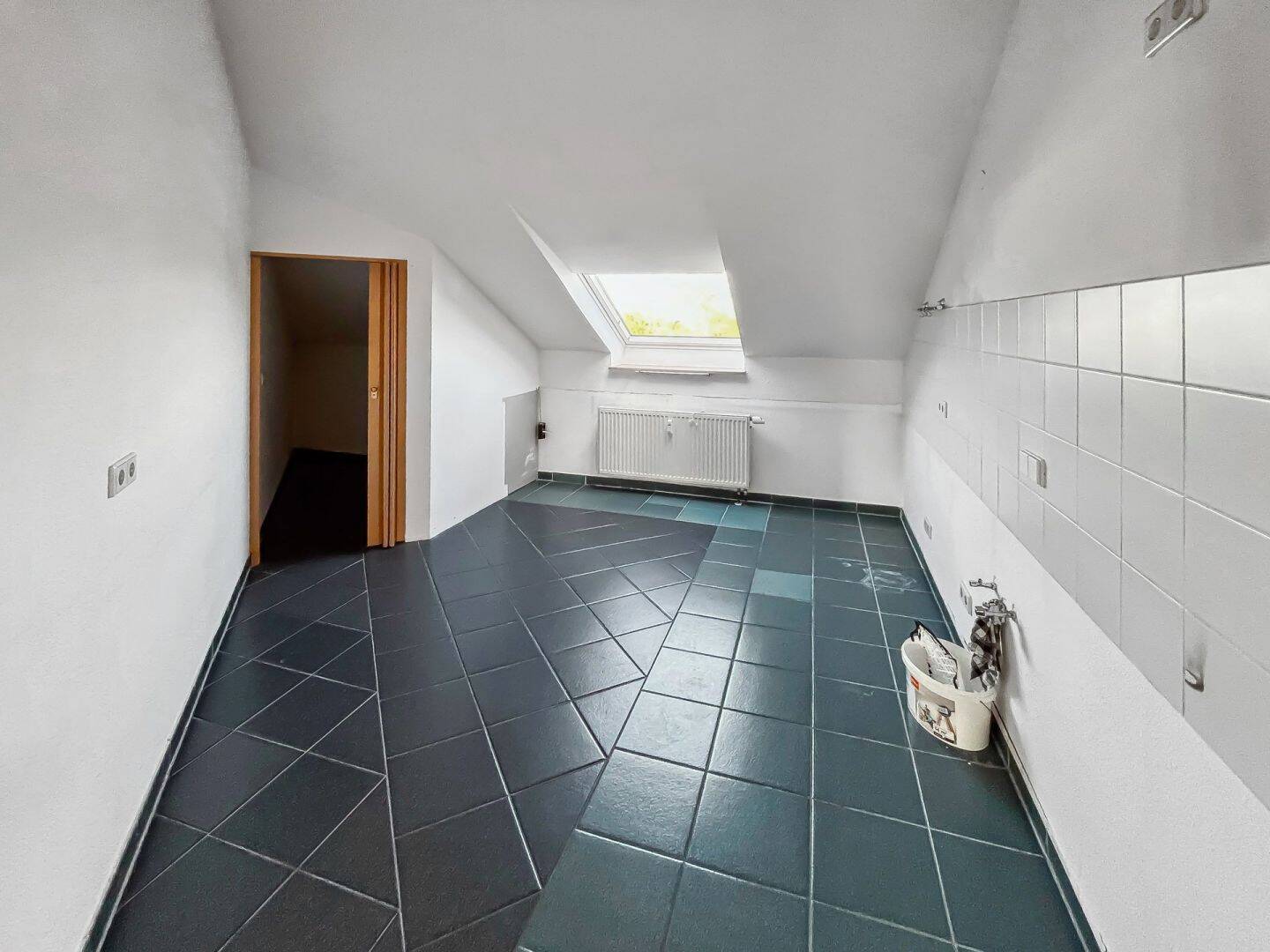 Wo Licht den Raum erfüllt - mit Blick über Dresden, bezugsfreie Dachgeschosswohnung – Dresden – Vorschaubild 5