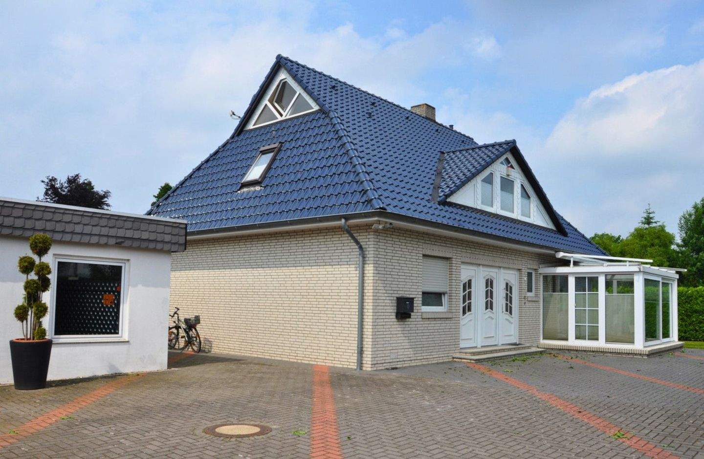 Attraktives Einfamilienhaus auf ruhigem Hintergrundstück mit großem Pool in begehrter Wohnlage! – Oldenburg – Bild 1 von 7