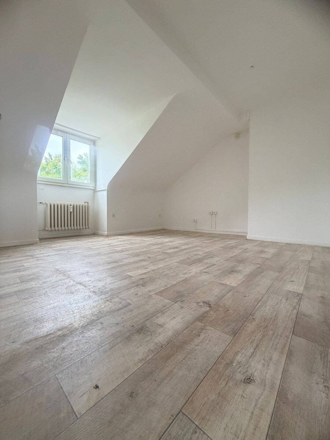 Duisburg - Mitte - Dellviertel - Top gepflegte Dachgeschoss Wohnung mit großer Wohnküche – Duisburg – Vorschaubild 2
