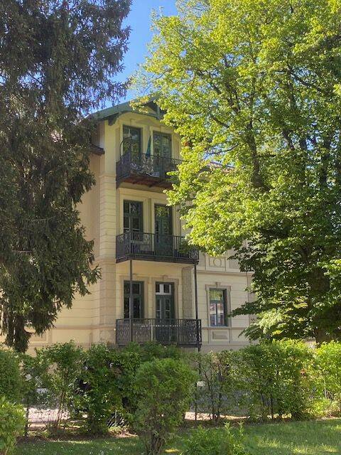 Hübsche 2-Zimmer-DG-Wohnung mit Balkon und Kfz-Außenstellplatz in Bad Reichenhall.