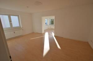 Rendite 5%! Mehrfamilienhaus mit 4 Wohnungen und Balkonen, Dachterrasse in Regensburg Südost – 93053 Regensburg – Vorschaubild 9