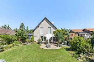 Provisionsfrei - Familienfreundliches Haus in gutem Zustand mit sonnigem Garten und Pool