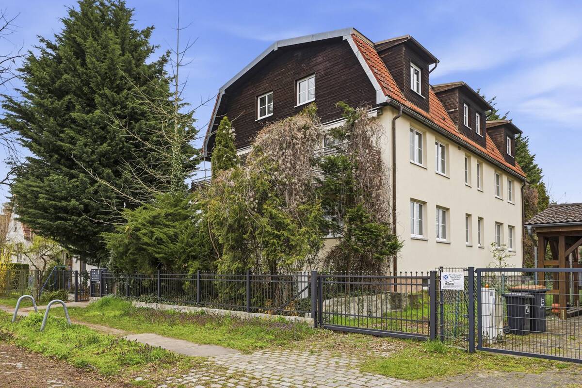 **Großzügiges leerstehendes Mehrfamilienhaus in ruhiger Lage in Blankenburg** – 13129 Berlin – Bild 1 von 9