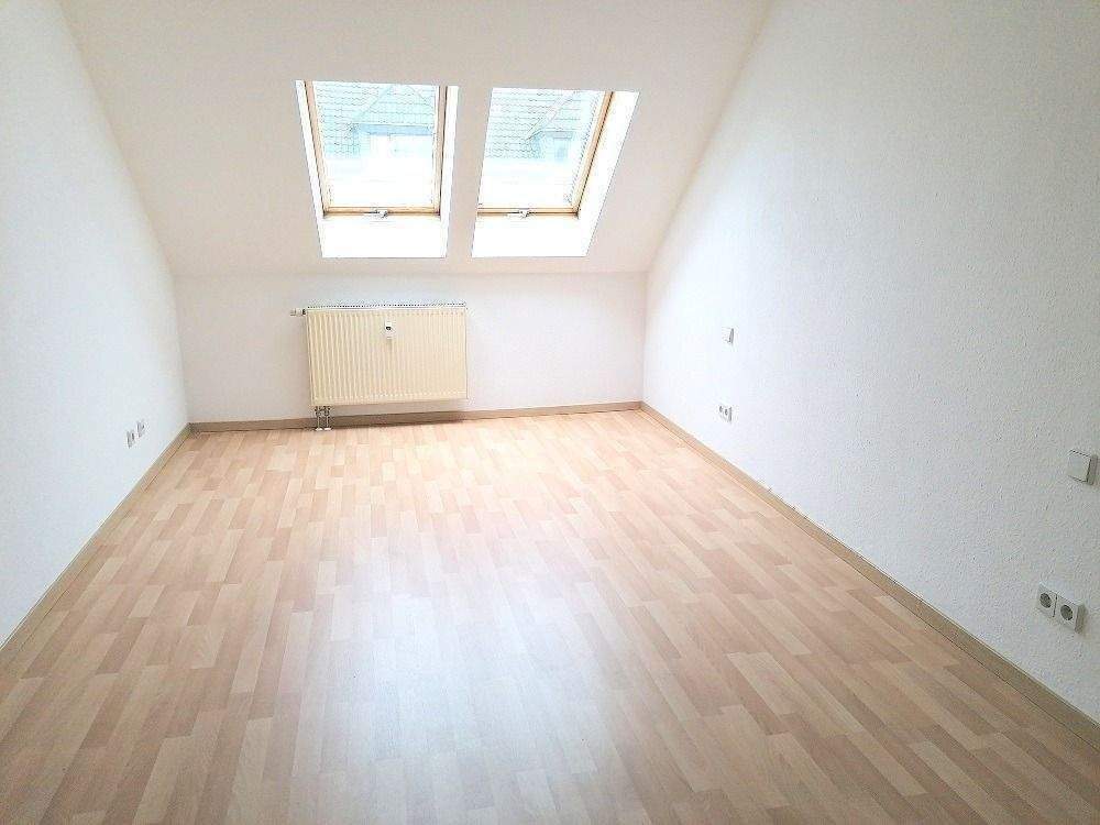 !! 2-Zimmer-Dachgeschosswohnung mit neuer Einbauküche, Aufzug und Laminat, Nähe Hauptbahnhof !! – Chemnitz – Vorschaubild 8