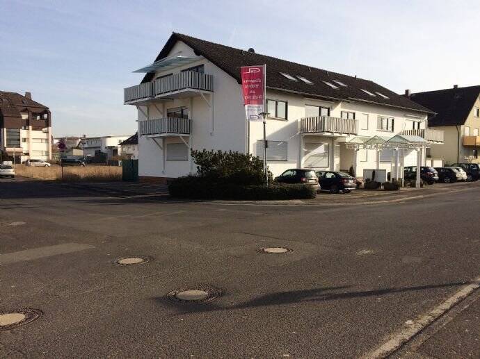 Aussergewöhnl. DG Wohnung mit großem teilw. überdachten ( Glas ) Balkon und kompl.hochwertiger Ei