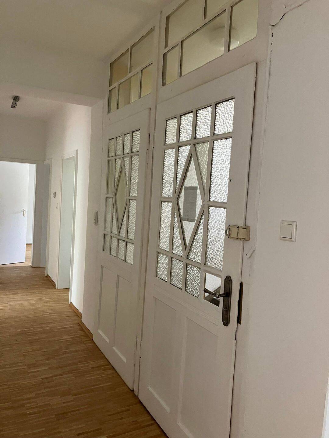 elle und großzügige 4-Zi-Wohnung Nähe Südpunkt mit 4 Balkonen und Parkettboden ab sofort zu vermieten – Nürnberg – Vorschaubild 2