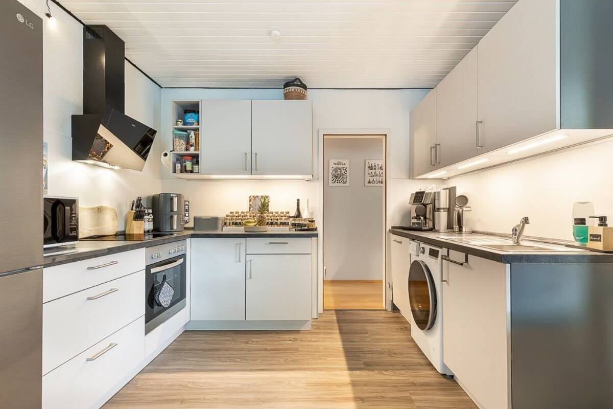 Kapitalanlage mit Qualität - Modernisierte Dachgeschosswohnung mit Kamin und West-Dachterrasse – 22175 Hamburg – Bild 1 von 9