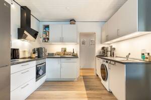 Kapitalanlage mit Qualität - Modernisierte Dachgeschosswohnung mit Kamin und West-Dachterrasse