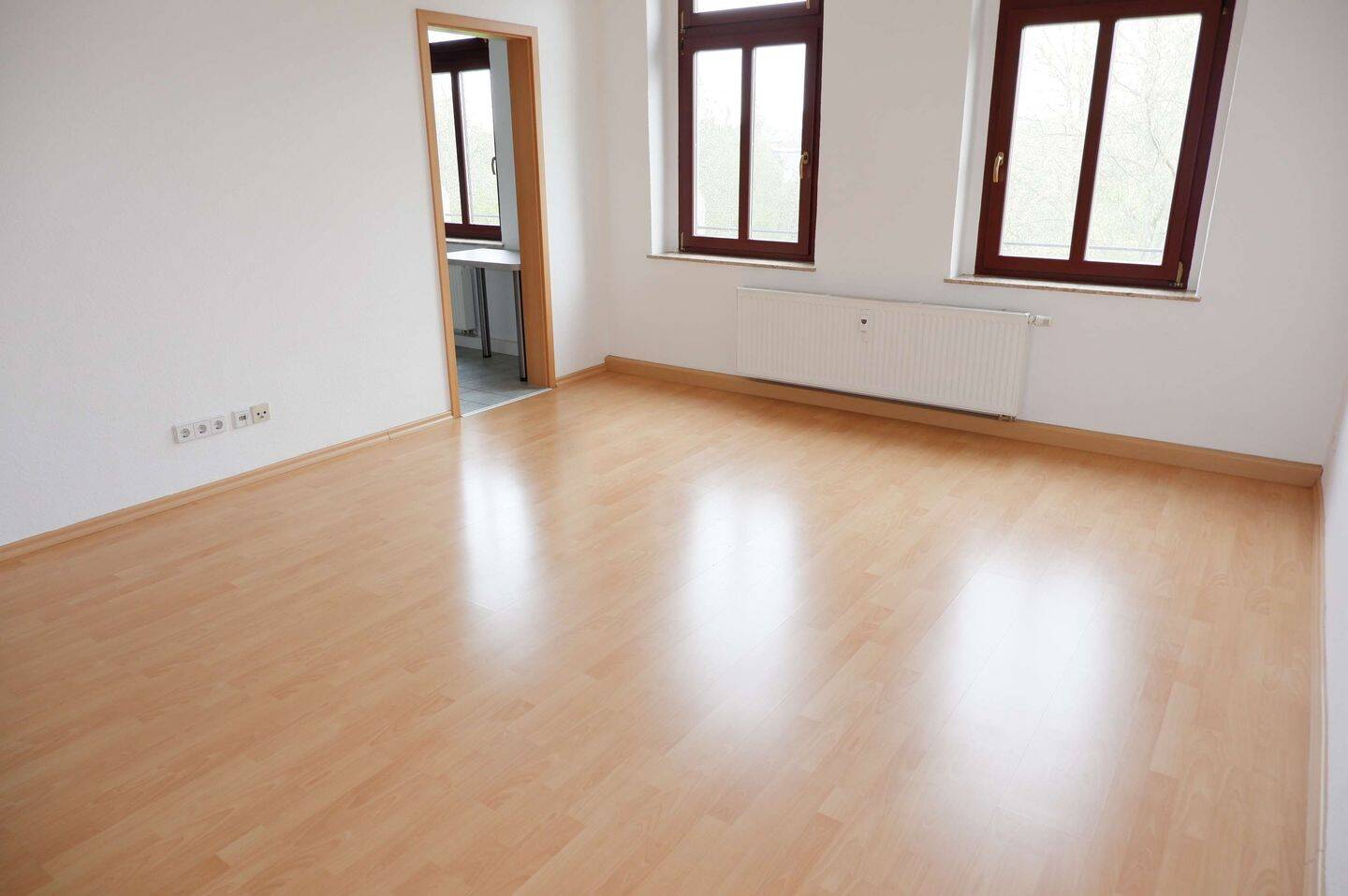 Frei ab 1.6.26 im 3. OG mit Laminat / inkl. moderner EBK !!! – Chemnitz – Vorschaubild 3