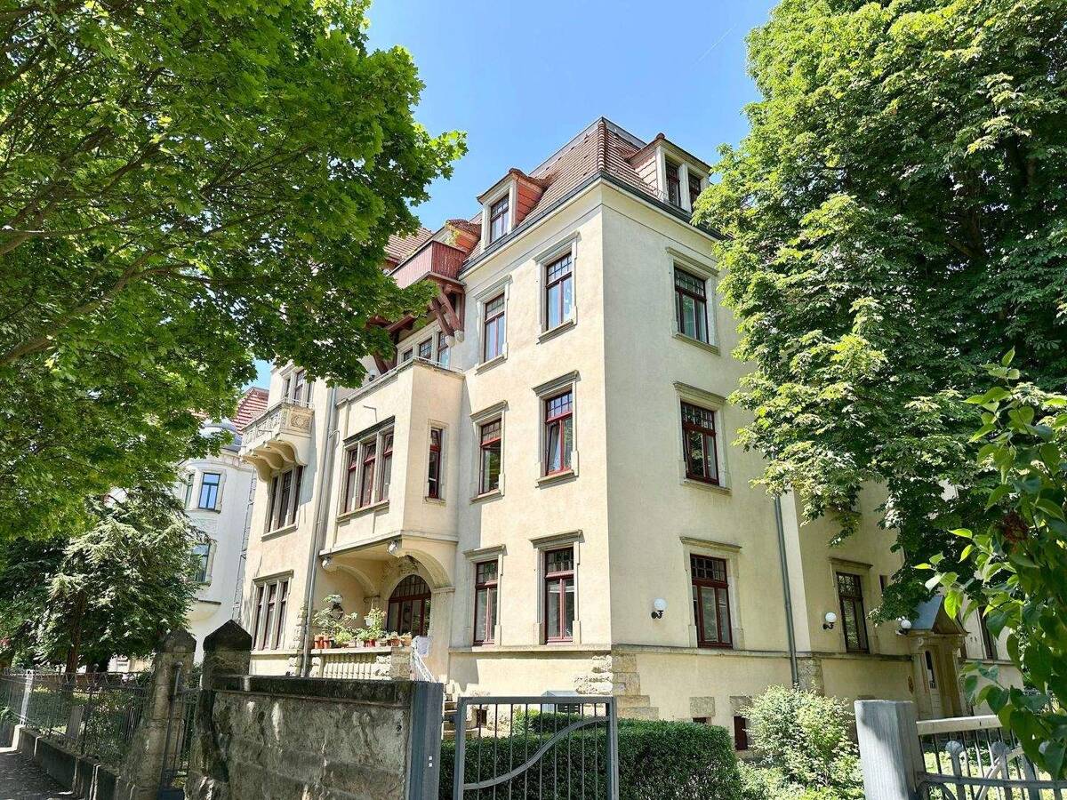 * helle und sehr schöne 2-Zimmer-Wohnung in denkmalgeschützter sanierter Villa * – 1309 Dresden – Bild 1 von 9
