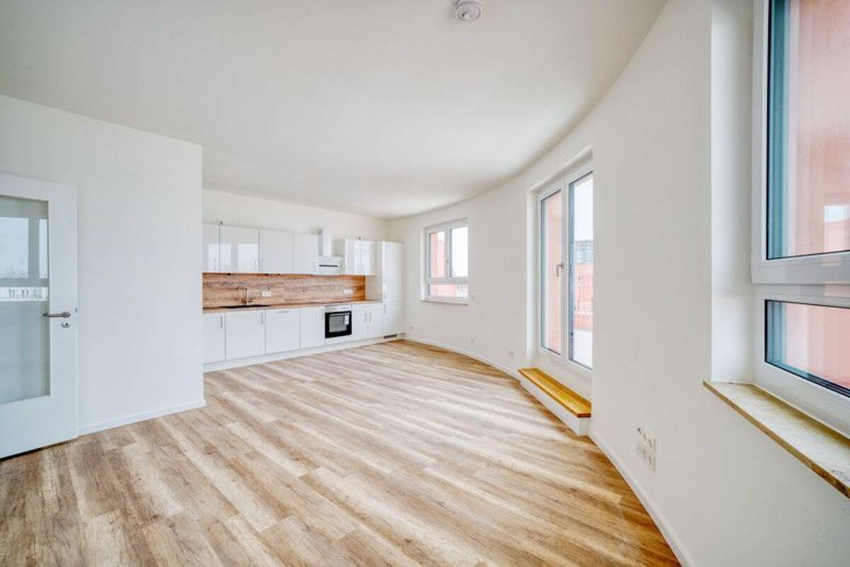 Erstbezug! Helle 2-Zimmer-Wohnung mit großer Dachterrasse & traumhaftem Seeblick! – 13585 Berlin – Bild 1 von 9