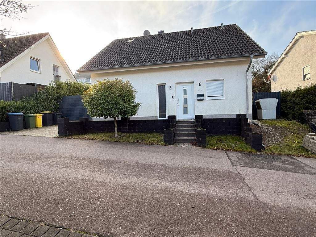 Modernes Einfamilienhaus in energieeffizienter Bauweise / Garten und Außenpool – Völklingen – Vorschaubild 3