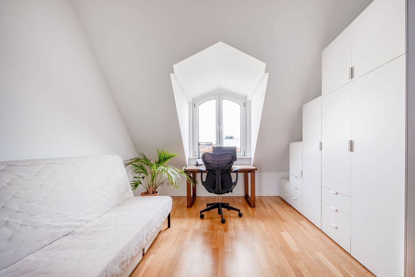 Moderne und lichtdurchflutete Dachgeschosswohnung im klassischen Altbau – Berlin – Vorschaubild 5