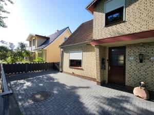 Zentrale Lage: Doppelhaushälfte auf Eigenland (WEG) mit Naturblick und Entwicklungsmöglichkeiten – 23558 Lübeck – Vorschaubild 4