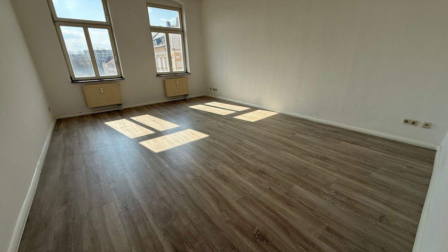 3. OG + Aufzug + großer Balkon + 2er-WG-gerecht mit EBK ***