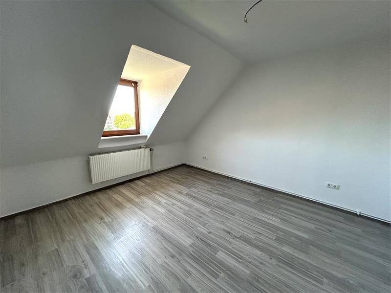 Renovierte 2 Zimmer Dachgeschosswohnung ab sofort! – Bremerhaven – Vorschaubild 3