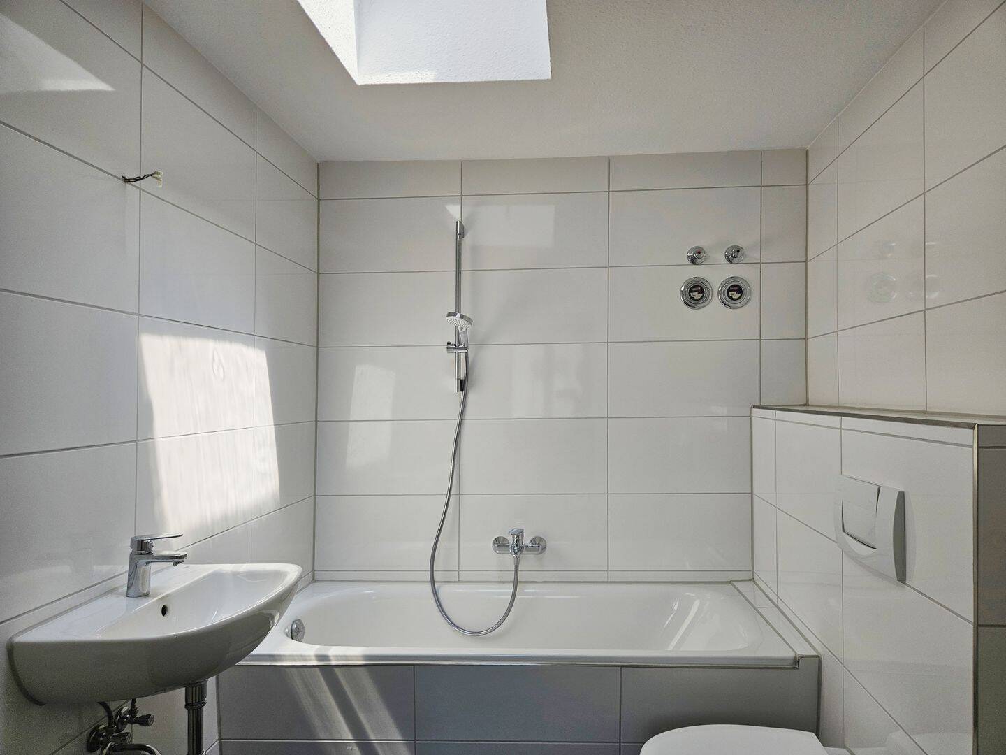 Mit Video: Frisch saniert - Dachgeschosswohnung mit Südwest-Balkon – Magdeburg – Vorschaubild 8