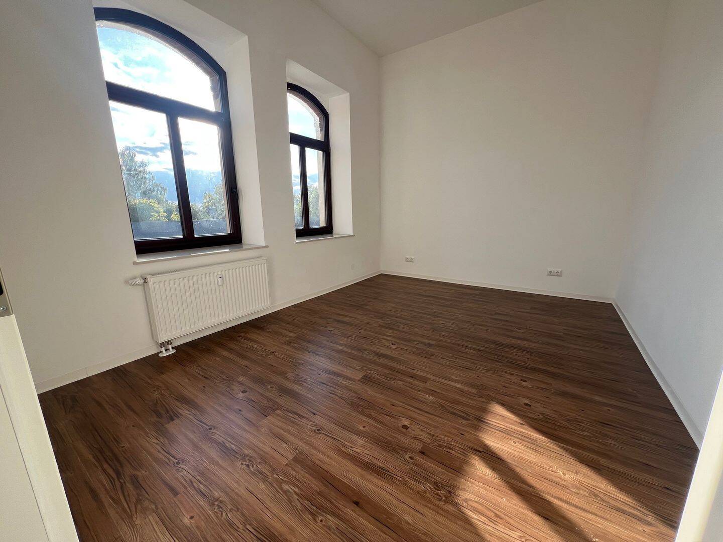 Frei ab 1.10.26 / Balkon an der Küche / Wanne + Dusche / hochwertig saniert u.v.m.