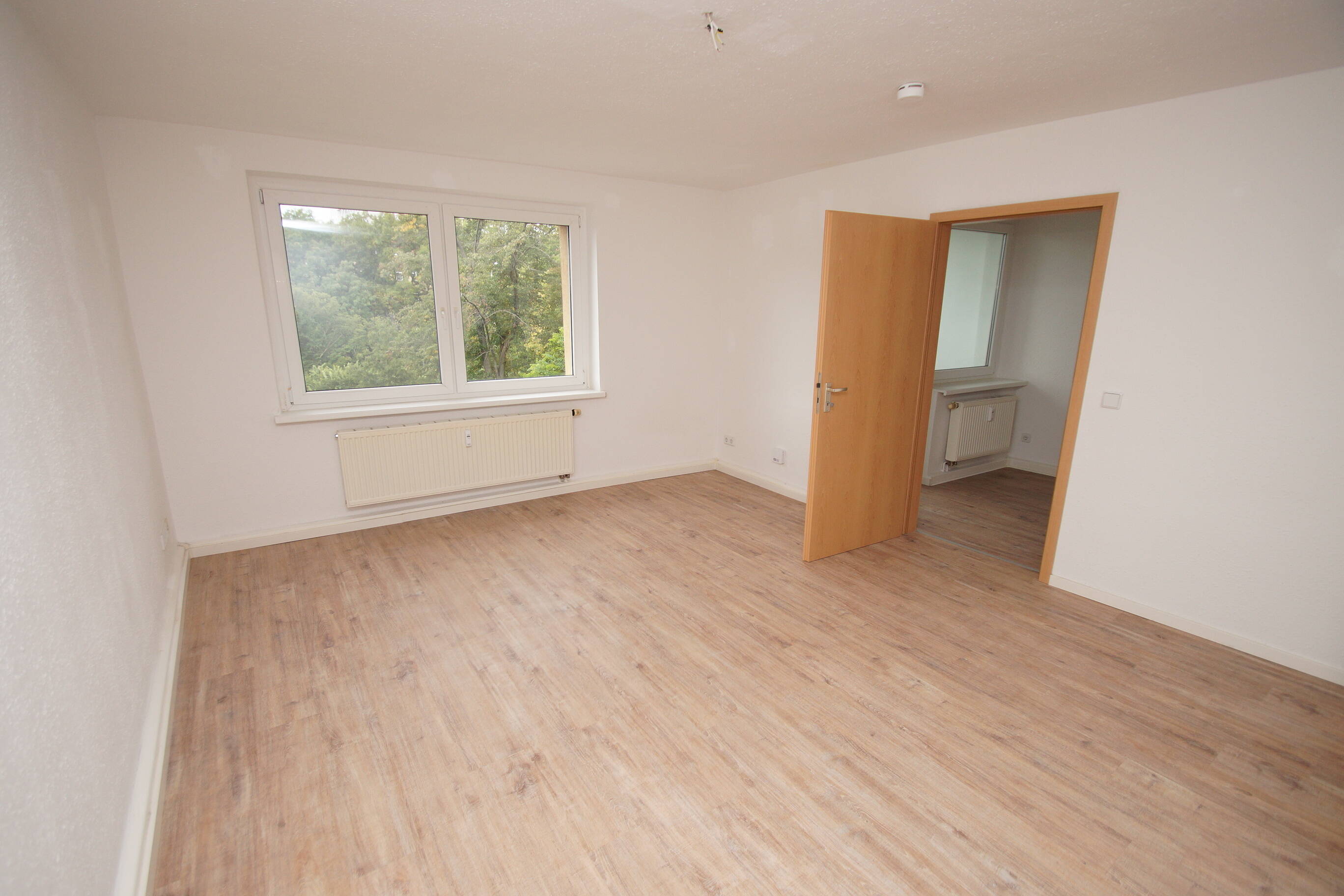 - Provisionsfrei- Fast 5 % Rendite möglich ! 2-Zi.-Wohnung mit Wintergarten im Herzen von Erfurt! – Erfurt – Vorschaubild 3