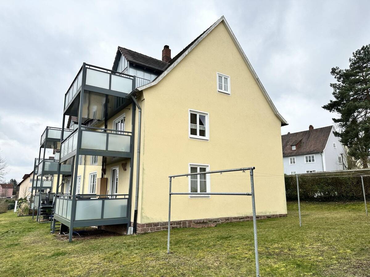 Wohnen mit Aussicht: Helle 2-Zimmer-Wohnung mit großem Balkon und Burgblick – 97877 Wertheim – Bild 1 von 7