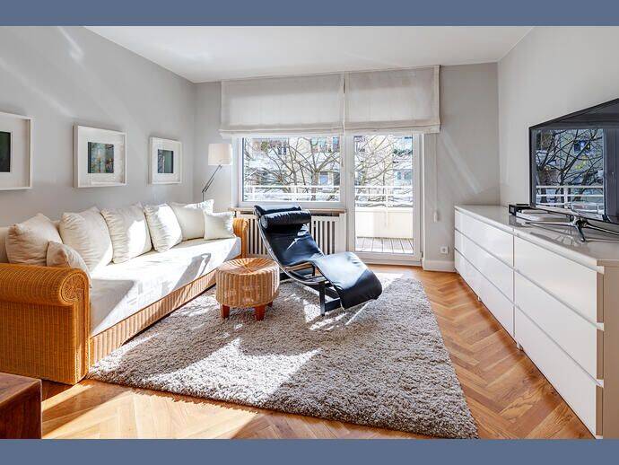 Möbliert: Helle Wohnung mit Südloggia