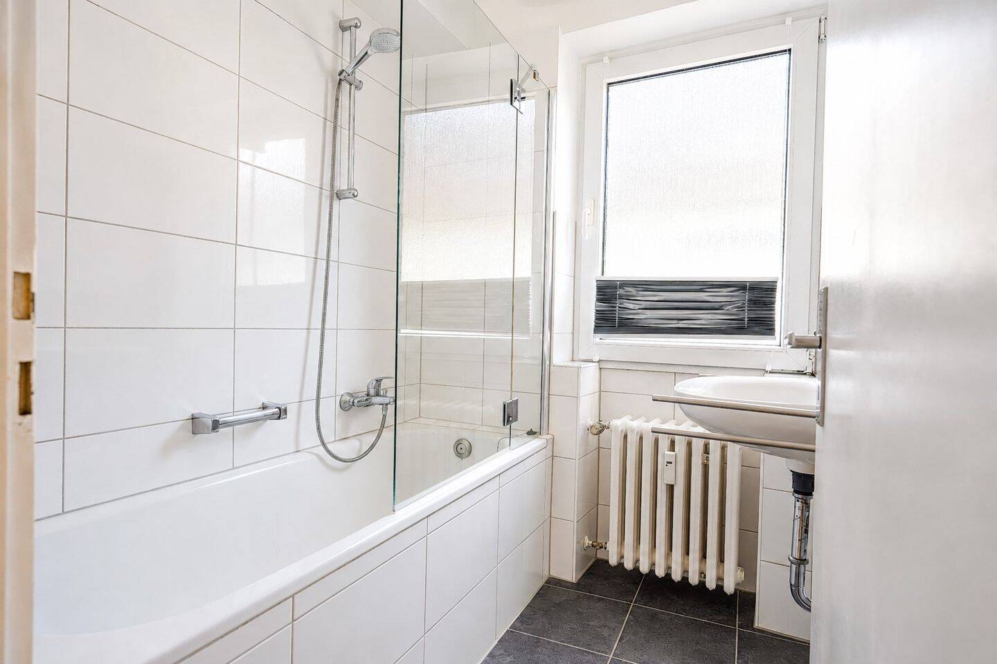 Großzügige 3-Zimmer-Wohnung mit zwei Balkonen und wunderbarem Grünblick in traumhafter Wohnlage! – Krefeld – Vorschaubild 8