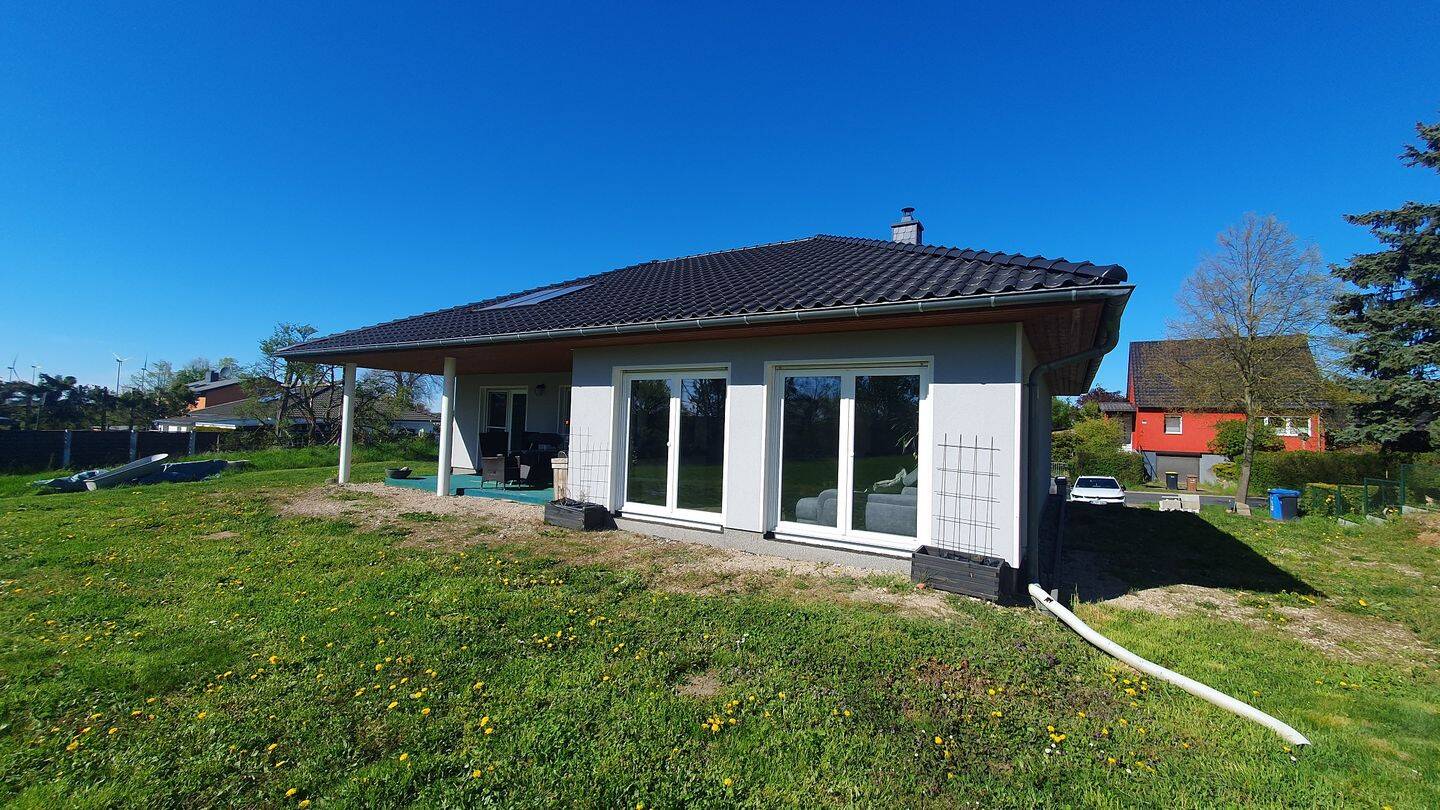 * Einfamilienhaus im Winkel-Bungalowstil * 16356 Werneuchen * Friedel-IMMO * – Werneuchen – Bild 1 von 9