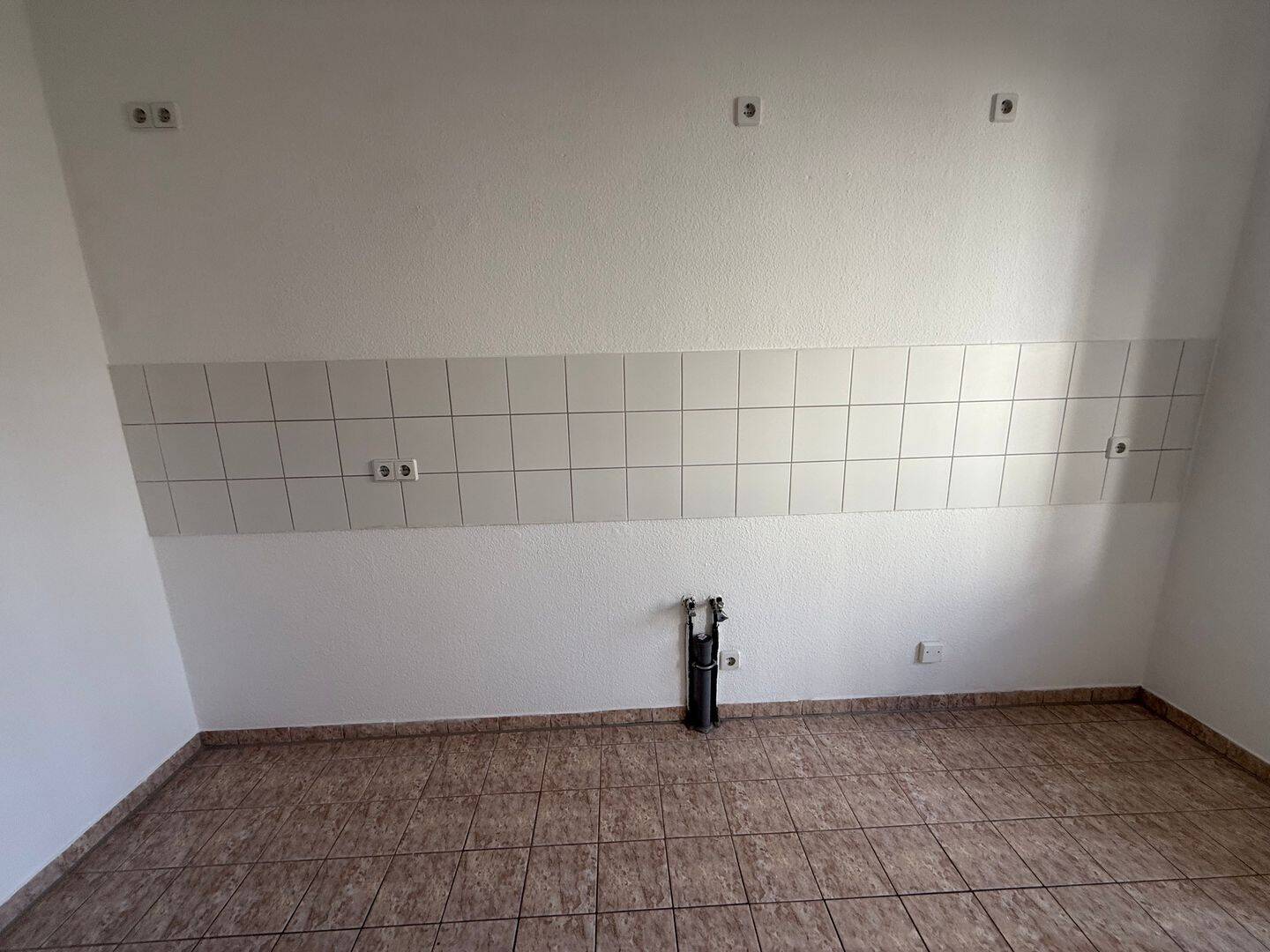 Komplett zum Innenhof / mit Balkon und Bad mit Fenster - frei ab 1.9.26 – Chemnitz – Vorschaubild 3