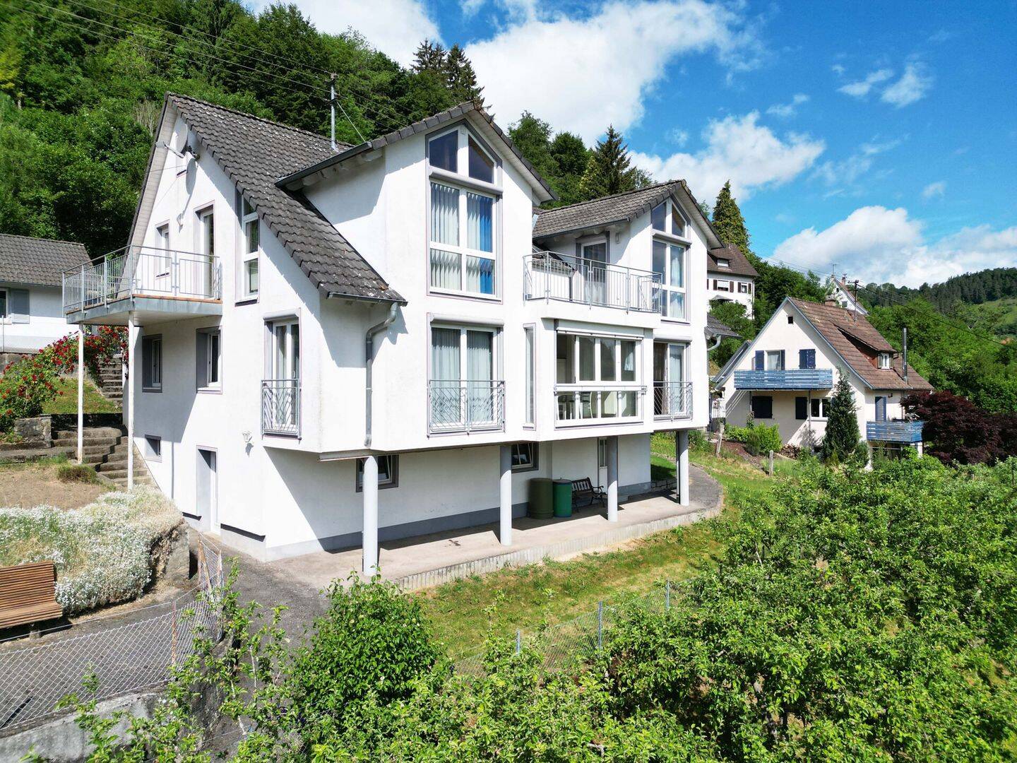 Familienhaus mit 2 Wohnungen. 7 Zimmer. 183 m². Traum-Ausblick. 3 Garagen. Herrliches Grundstück.