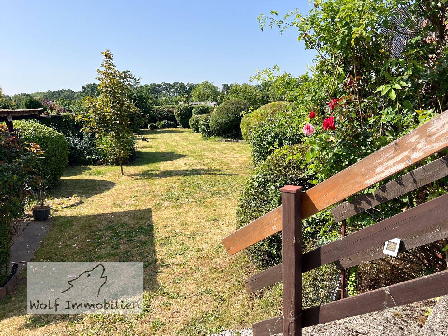 Dreifamilienhaus in Berenbostel mit Privatzufahrt, 2 Garagen, großem Garten und Dachterrasse – Garbsen – Vorschaubild 4