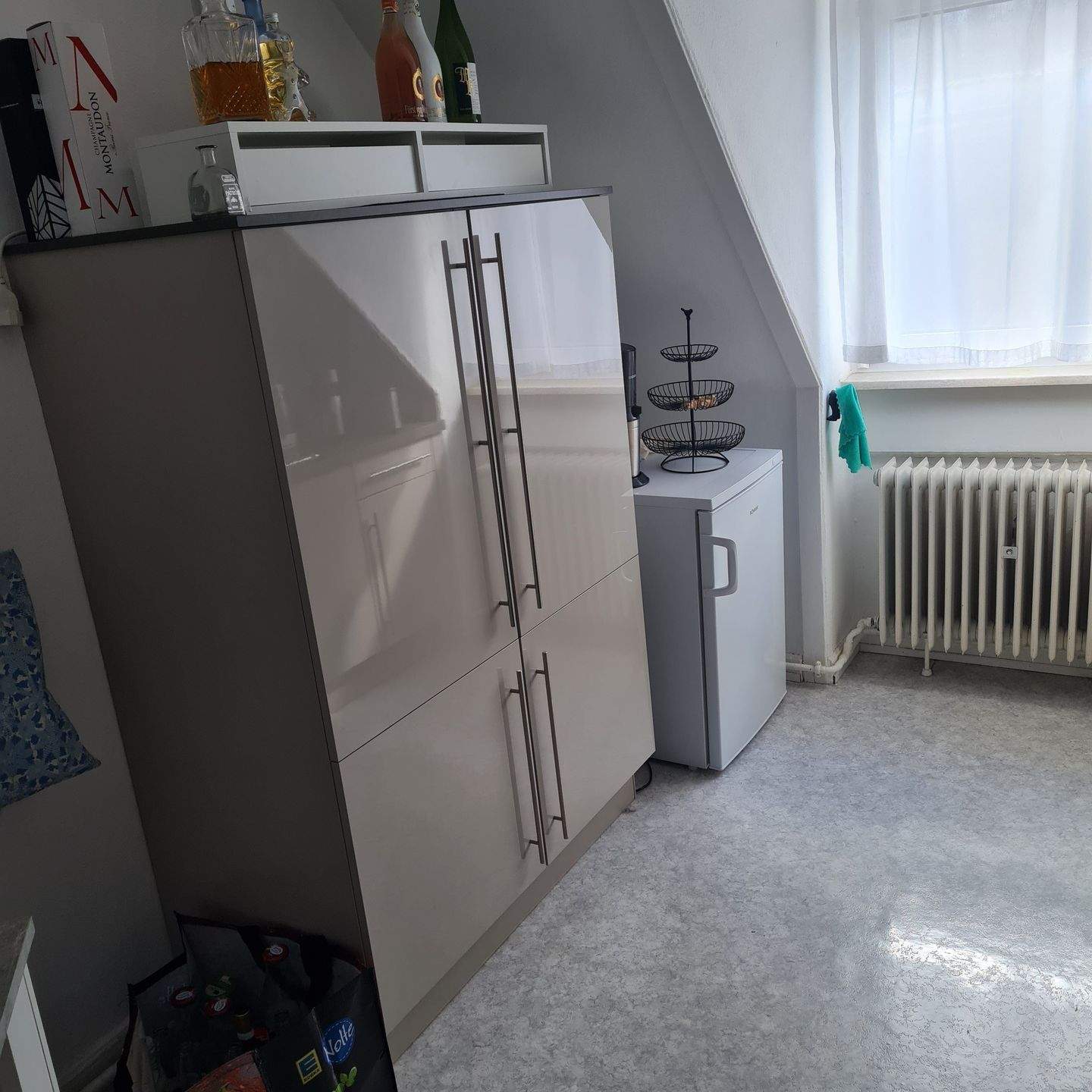 ***Ruhige, gut gelegene Dachgeschosswohnung mit neuwertiger Einbauküche im Herzen von Sonnenberg! *** – Wiesbaden – Vorschaubild 3