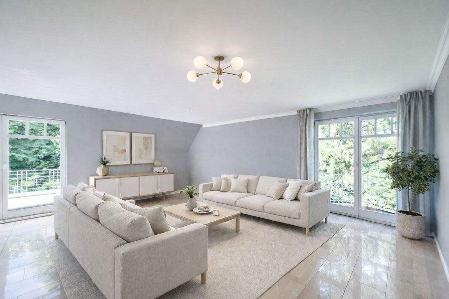 Repräsentative Maisonette-Wohnung mit Einfamilienhaus-Charakter, 4 Balkonen, Doppelcarport u. Sauna! – Groß Grönau – Bild 1 von 9