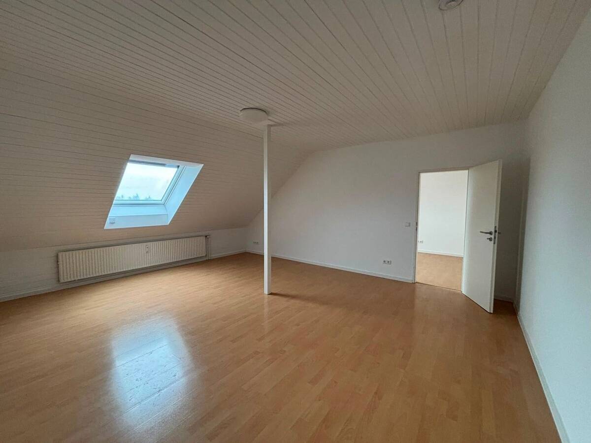Frisch renovierte 2-Zimmer-Dachgeschosswohnung mit Einbauküche – 55127 Mainz – Bild 1 von 8