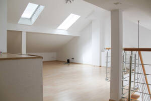 Fürth: Schöne 2 Zimmer-ETW mit Galerie, Balkon und 2 vollwertigen PKW-Stellplätzen – 90763 Fürth – Vorschaubild 4